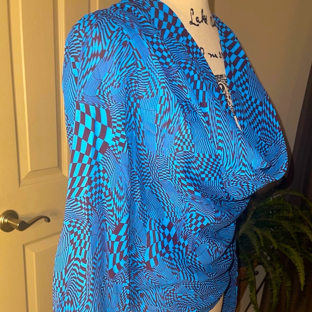 HYFVE- Cropped, Western, Chic Blouse in a Cool Blue abstract print - S, M, L - Picture 8 of 8